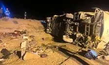 گزارش اولیه از محل واژگونی اتوبوس مسافربری در محدوده نطنز با ۱۰ کشته/ ویدئو