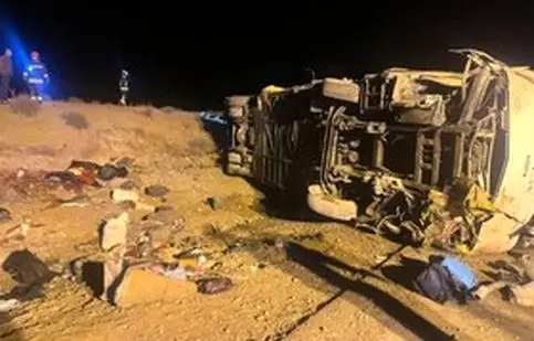 گزارش اولیه از محل واژگونی اتوبوس مسافربری در محدوده نطنز با ۱۰ کشته/ ویدئو
