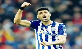 دست راست مهدی طارمی و مچ‌بند مشکی اش و سبک جدید شادی پس از گل او

