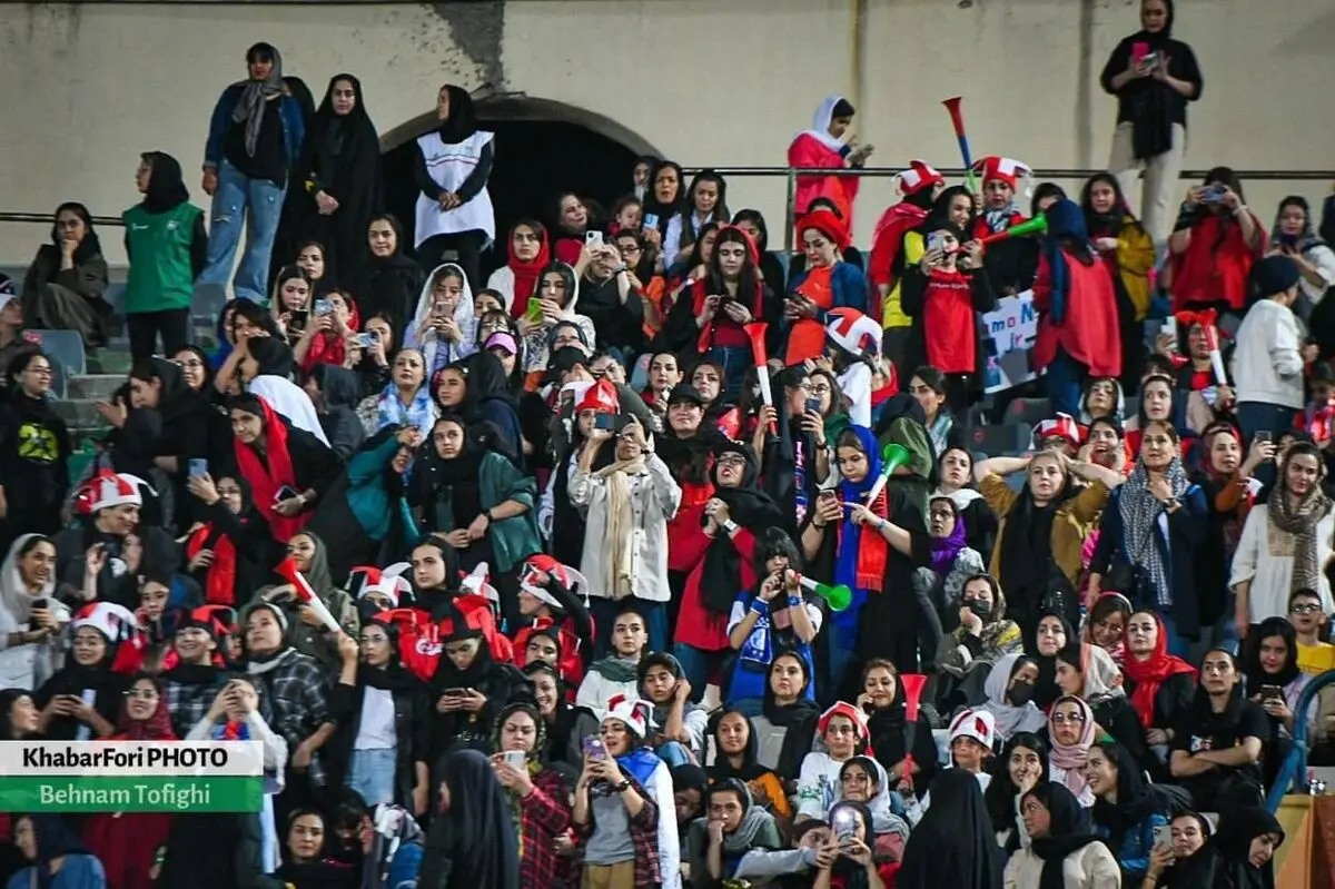 گزارش تصویری خبرفوری از ورزشگاه آزادی/ زنان و مردان، حامی نساجی

