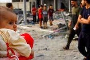 گریه‌های نوزاد معصوم فلسطینی روی خرابه‌های خانه‌اش/ ویدئو