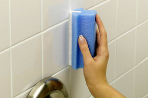 با این روش ها از شر لکه های دیوار حمام خلاص شوید
