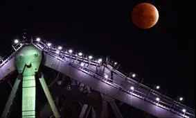 عکس های دیدنی و جالب روز، از عذرخواهی از الهه رودخانه تا طولانی ترین ماه گرفتگی