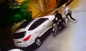 لحظه سرقت آینه بغل خودروی شاسی‌بلند، در ۵ ثانیه/ ویدئو