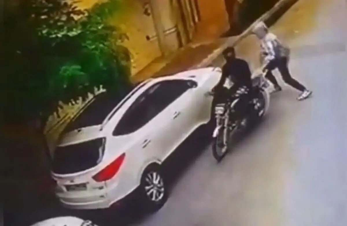 لحظه سرقت آینه بغل خودروی شاسی‌بلند، در ۵ ثانیه/ ویدئو