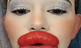 زن دارنده بزرگترین لب جهان دنبال رکورد جدید!