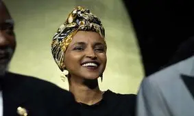 ایلهان عمر با آن عمامه روی سرش از کشوری می آید که پارلمان و پلیس ندارد بعد اینجا از همه چیز شکایت می کند/ او برای ورود به آمریکا و گرفتن شهروندی با برادرش ازدواج کرد!/ وی باید به کشورش سومالی برگردد/ ویدئو