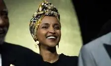 ایلهان عمر با آن عمامه روی سرش از کشوری می آید که پارلمان و پلیس ندارد بعد اینجا از همه چیز شکایت می کند/ او برای ورود به آمریکا و گرفتن شهروندی با برادرش ازدواج کرد!/ وی باید به کشورش سومالی برگردد/ ویدئو