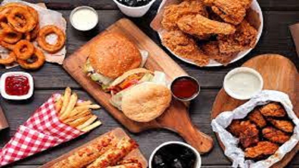زیاده روی در خوردن فست فود، چه تاثیری بر خواب دارد؟