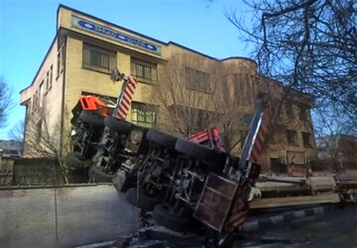 سقوط جرثقیل در بلوار آفریقا