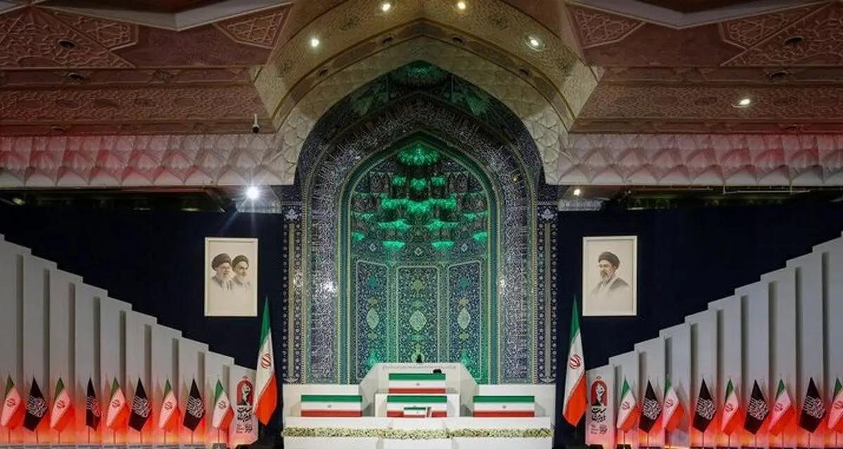  ادای احترام مقامات داخلی و خارجی به پیکر رهبر شهید انقلاب در مصلی امام خمینی(ره)/ تهران میزبان ۵۰ هیئت عالی‌رتبهٔ خارجی/ سخنگوی ستاد تشییع رهبر شهید: احتمال تغییر برنامه وجود دارد
