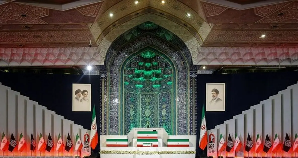 پیکر رهبر شهید انقلاب در مصلی امام خمینی(ره)/ورود میهمانان خارجی برای حضور در مراسم تشییع
