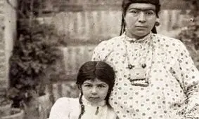 سفر به عصر قاجار؛ از «عکس‌های مادر و دختری» تا «دلقک‌های نقابدار»