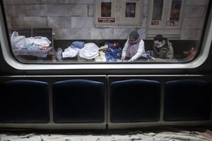 عمیق ترین ایستگاه مترو جهان میزبان پناهجویان کی‌یف شد/ تصاویر