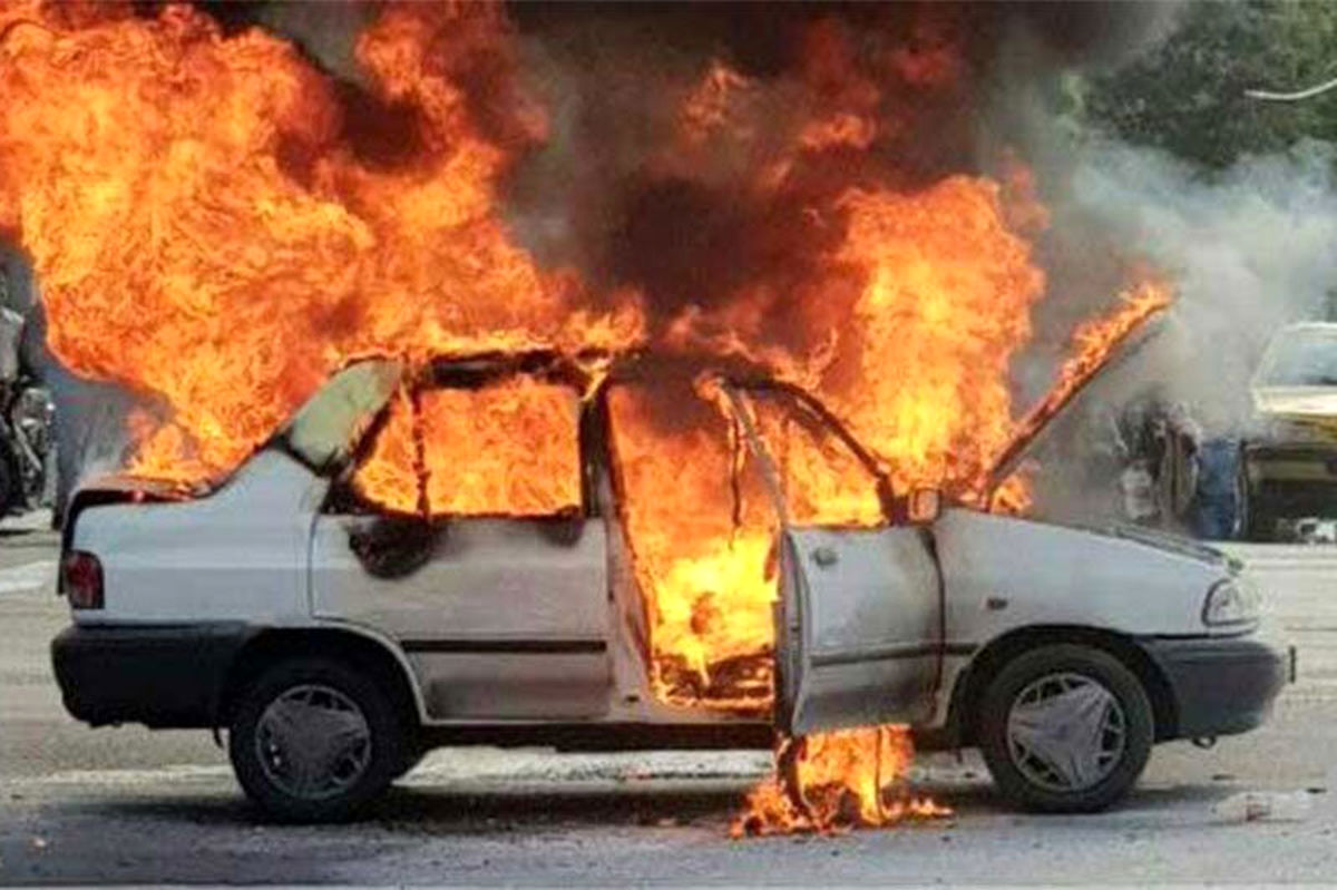 آتش سوزی خودروی پراید در خیابان سحر مشهد/ ویدئو