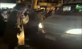 ایستادگی معترضان چینی، یادآور «مرد تانکی» در اعتراضات سال۱۹۸۹ شد!/ ویدئوی برخورد پلیس
