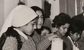 سفر در زمان؛ دختران دانش‌آموز در کلاس آشپزی؛ سال 52