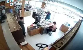 سرقت مسلحانه موبایل‌فروشی در زاهدان/ ویدئو 