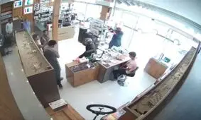 سرقت مسلحانه موبایل‌فروشی در زاهدان/ ویدئو 