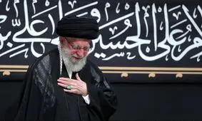 لحظاتی از سینه‌زنی مردم و رهبر انقلاب در مراسم عزاداری شب عاشورا /ویدئو