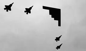 عبور بمب‌افکن رادارگریز بی‌ ۲ آمریکا از بالای سر پوتین هنگام دیدار با ترامپ و واکنش او/ ویدئو