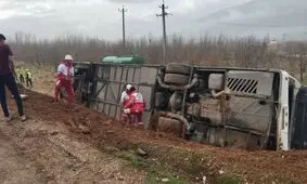 جزییات حادثه واژگونی اتوبوس در محور اصفهان به شیراز/ ویدئو