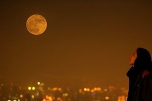 طلوع اَبَر ماه کامل بر فراز شهر تهران/ ویدئو