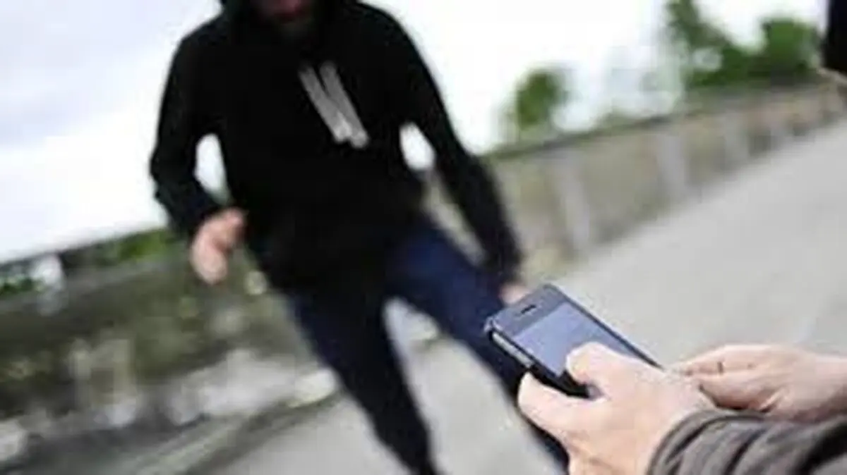 دلیل عجیب سارق برای سرقت موبایل از افراد کم سن و سال: اگر گوشی ضعیف بود برمی گرداندم/ ویدئو  