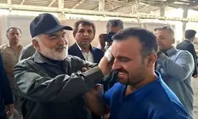 دستان پدرانه در سنگر تولید/ کارگر، خسته‌ترین اما شریف‌ترین قهرمان وطن است
