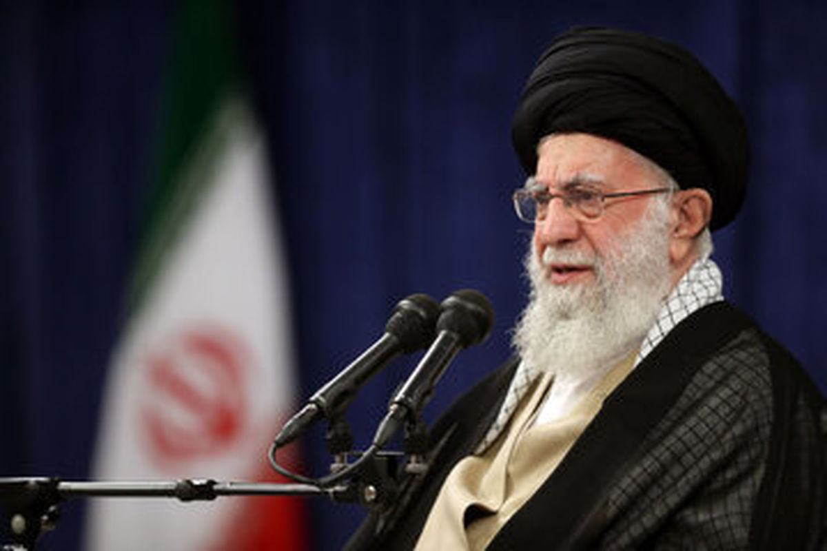 عکسهای دیده نشده از جوانیِ رهبر انقلاب با پوشش متفاوت