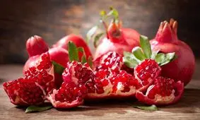 این افراد باید از خوردن انار خودداری کنند