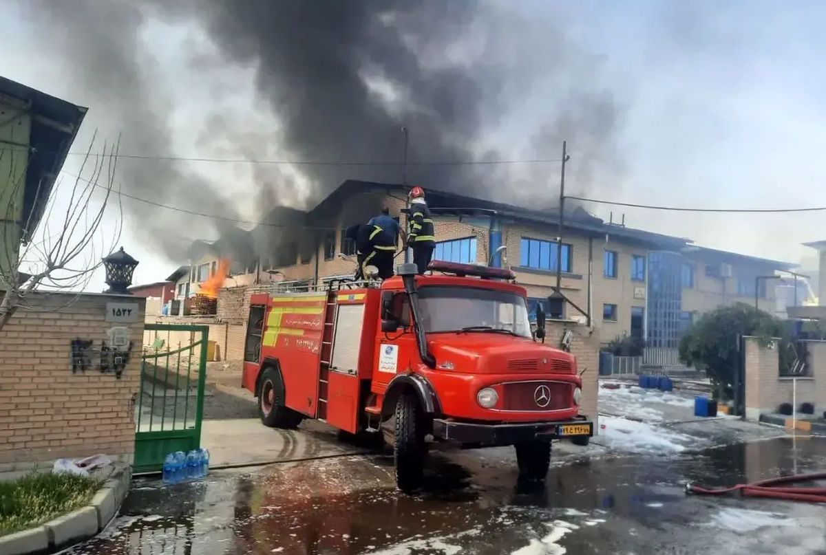  جزئیات آتش سوزی در کارخانه رنگ «تماشا»؛ کارگران از محوطه خارج شدند 