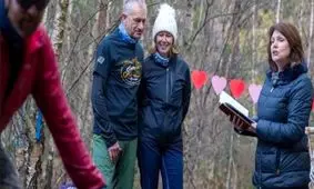 ازدواج زوج دوچرخه‌سوار در جریان یک دور مسابقه استقامتی