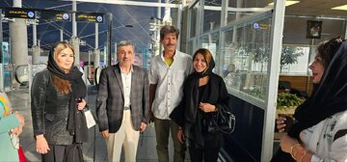 عکس یادگاری احمدی نژاد با چند زن پیش از سفر