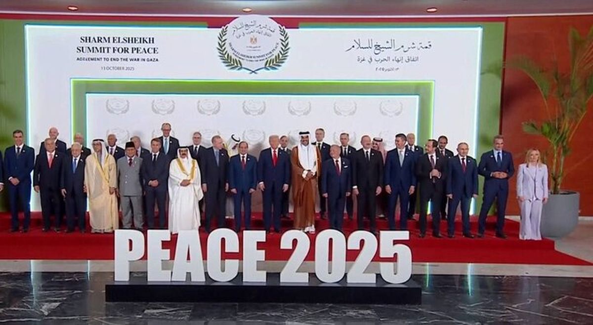 یک مهمان عجیب در مراسم صلح غزه در شرمالشیخ مصر/ این چهره ورزشی کیست و در کنار رهبران سیاسی چه میکند؟!/ عکس