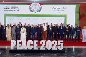 یک مهمان عجیب در مراسم صلح غزه در شرمالشیخ مصر/ این چهره ورزشی کیست و در کنار رهبران سیاسی چه میکند؟!/ عکس