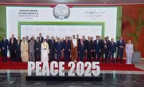 یک مهمان عجیب در مراسم صلح غزه در شرم‌الشیخ مصر/ این چهره ورزشی کیست و در کنار رهبران سیاسی چه می‌کند؟!/ عکس

