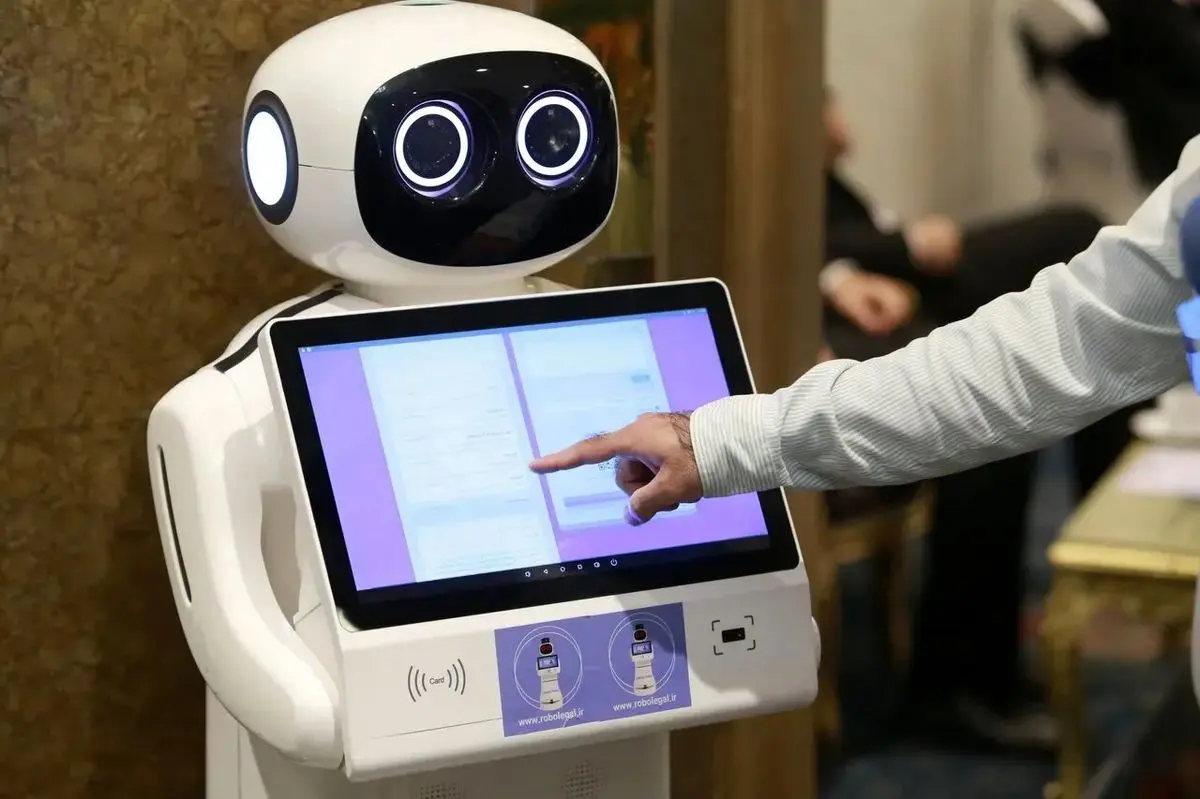 اولین «ربات وکیل» در ایران رونمایی شد
