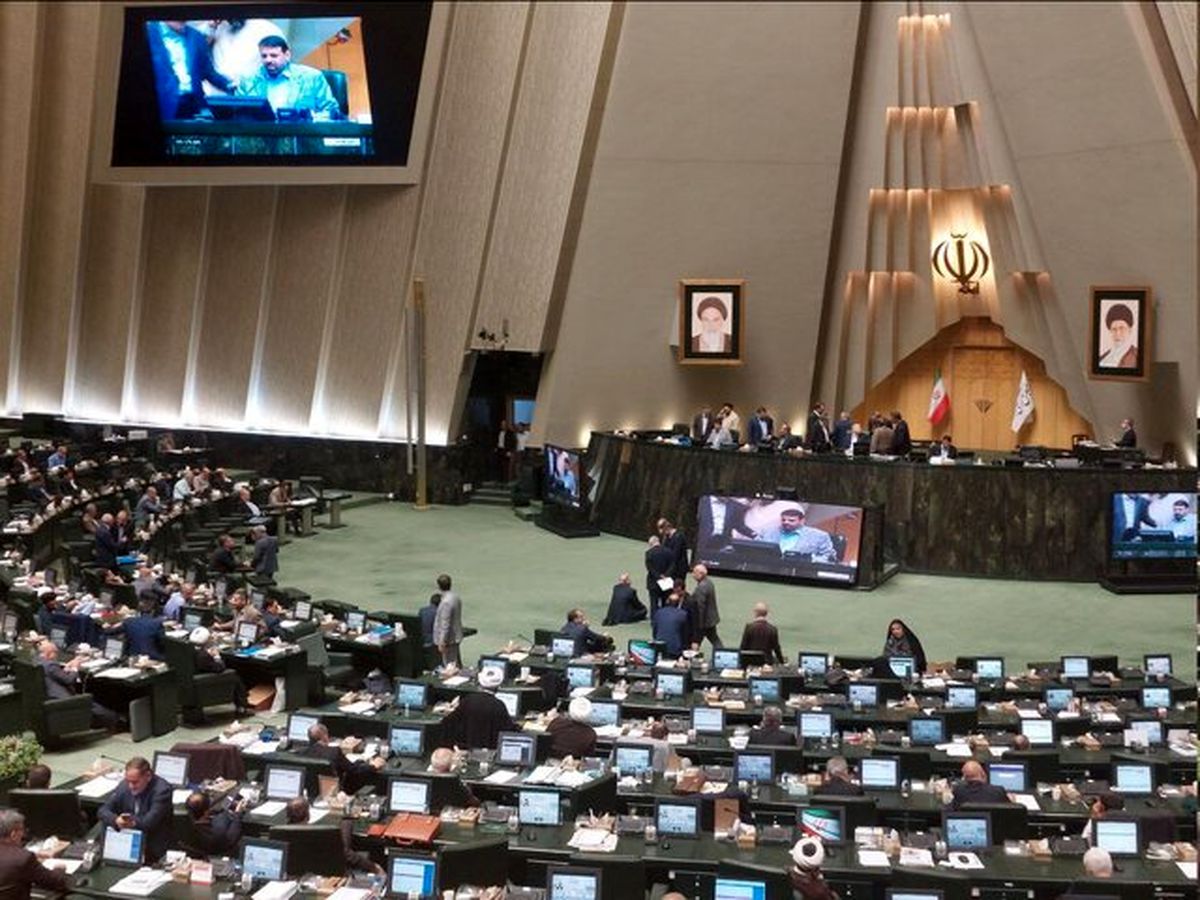 تحصن نادران در صحن علنی مجلس/ او به تحصنش پایان داد/ نادران در جلسه عصر دوباره به تحصن نشست