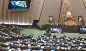 تحصن نادران در صحن علنی مجلس/ او به تحصنش پایان داد/ نادران در جلسه عصر دوباره به تحصن نشست



