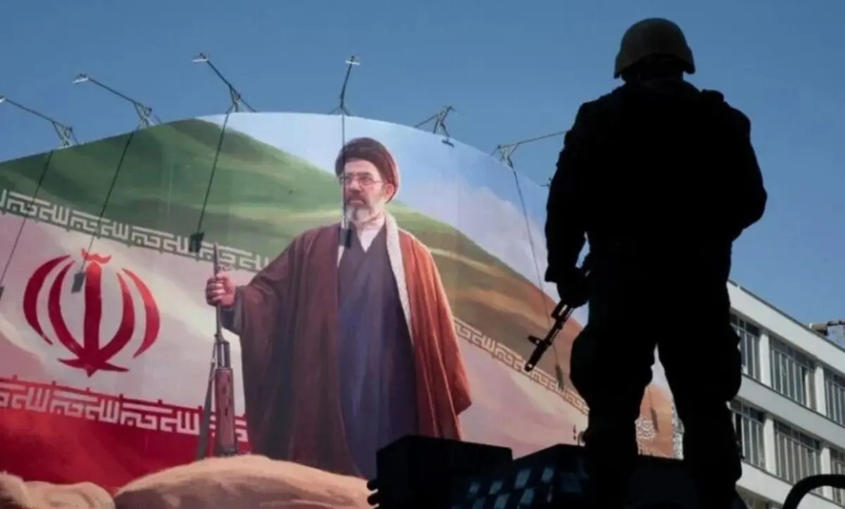  آیت‌الله مجتبی خامنه‌ای در قلب نبرد قرار دارد و جنگ و مذاکره را رهبری می‌ کنند