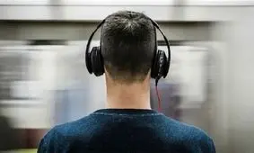 اگر موسیقی را با صدای بسیار بلند با هدفون گوش دهید چه اتفاقی می‌افتد؟/ ویدئو