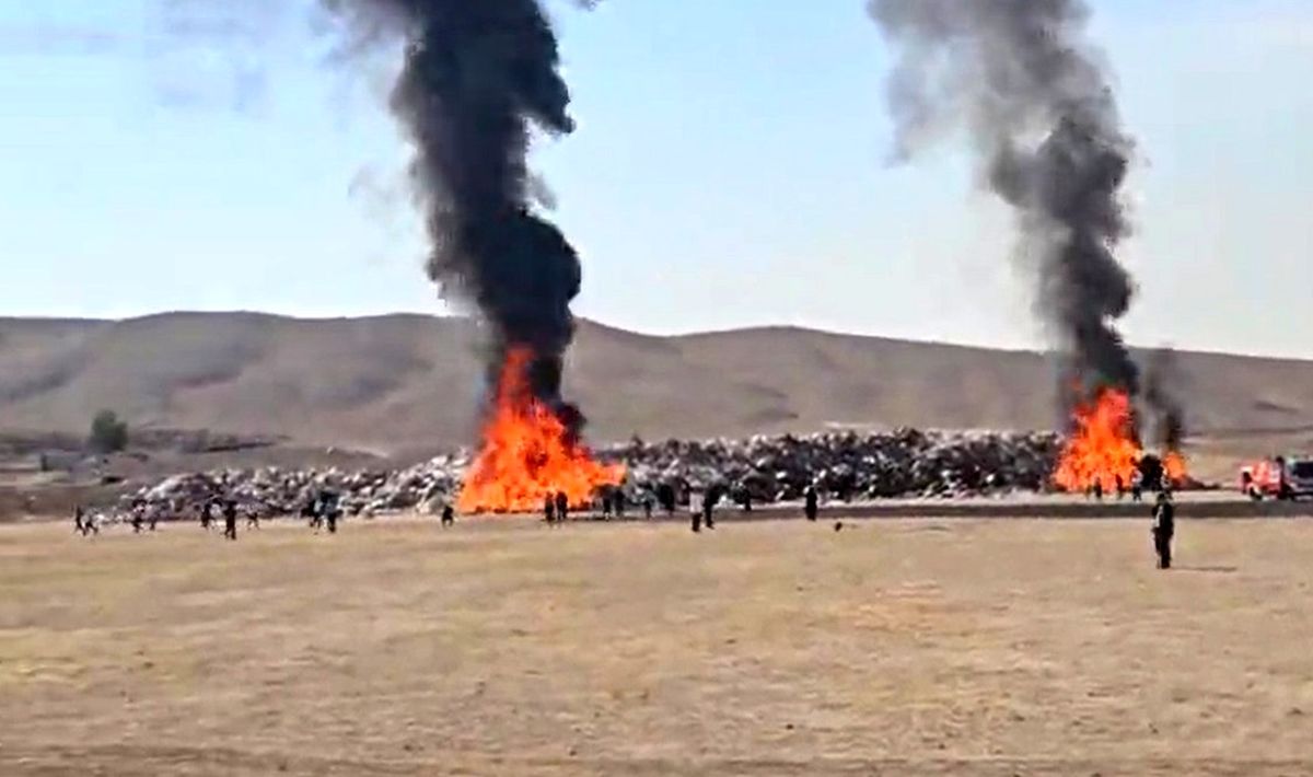 آتش زدن 800 تن کالای قاچاق در تهران/ ویدئو