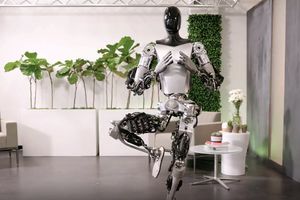 مهارت ربات انسان نمای تسلا در انجام حرکات یوگا و سازگاری با محیط/ ویدئو

