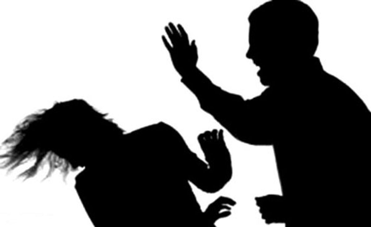 کتک زدن یک زن توسط شوهر خائن وسط خیابان