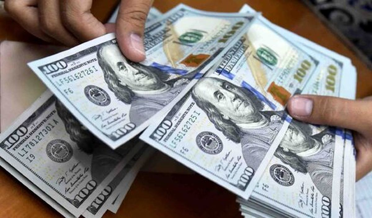 دلار فروش کم شده، همه می خواهند بخرند