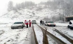 امدادرسانی به ۳۰ خودروی در راه مانده محورهای برفی گیلان