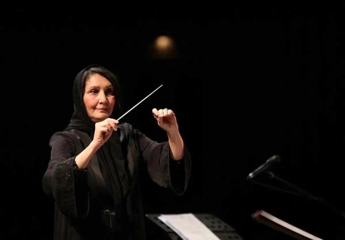 تنها زن رهبر ارکستر ایران در حضور تماشاگران روی صحنه رفت/ عکس