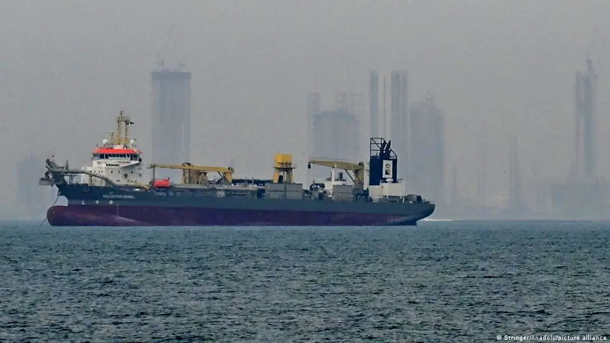 رویترز: نیروی دریایی آمریکا اسکورت کشتی‌ها در تنگه هرمز را امکان‌پذیر نمی‌داند

