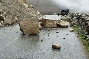 توقف خودروها به علت ریزش سنگ در جاده چالوس/ ویدئو